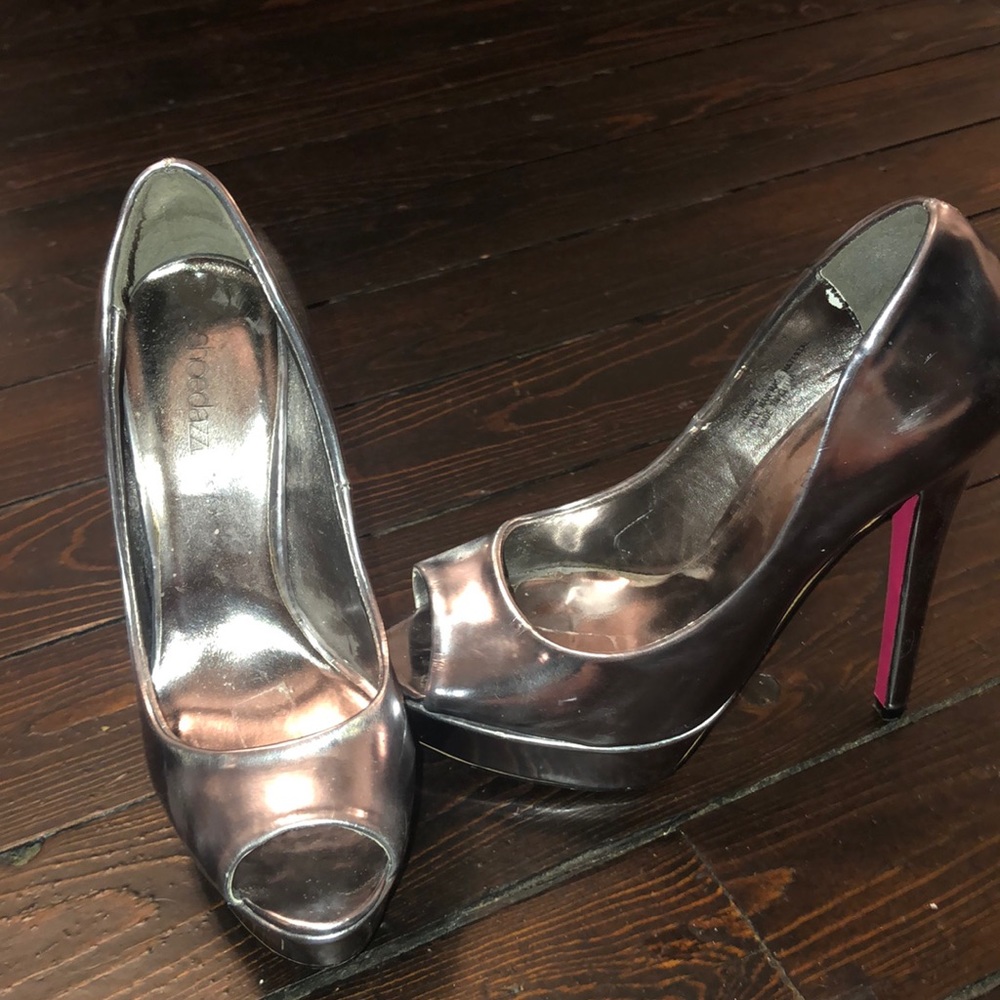 Shoedazzle pewter heels size 5.5.